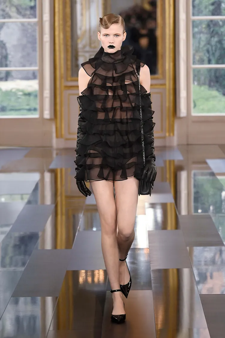 VALENTINO運用柔軟面料為黑色賦予全新樣貌。品牌提供