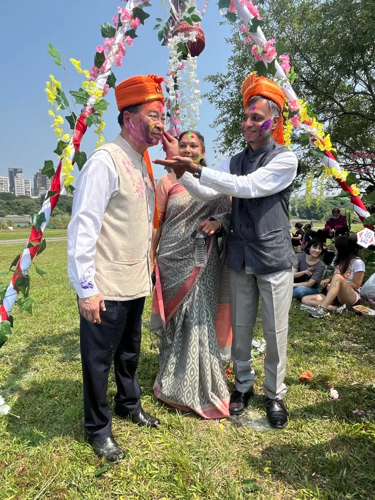 葉達夫（右一）在吳釗燮（左一）臉上點抹彩色顏料以示祝福。外交部提供