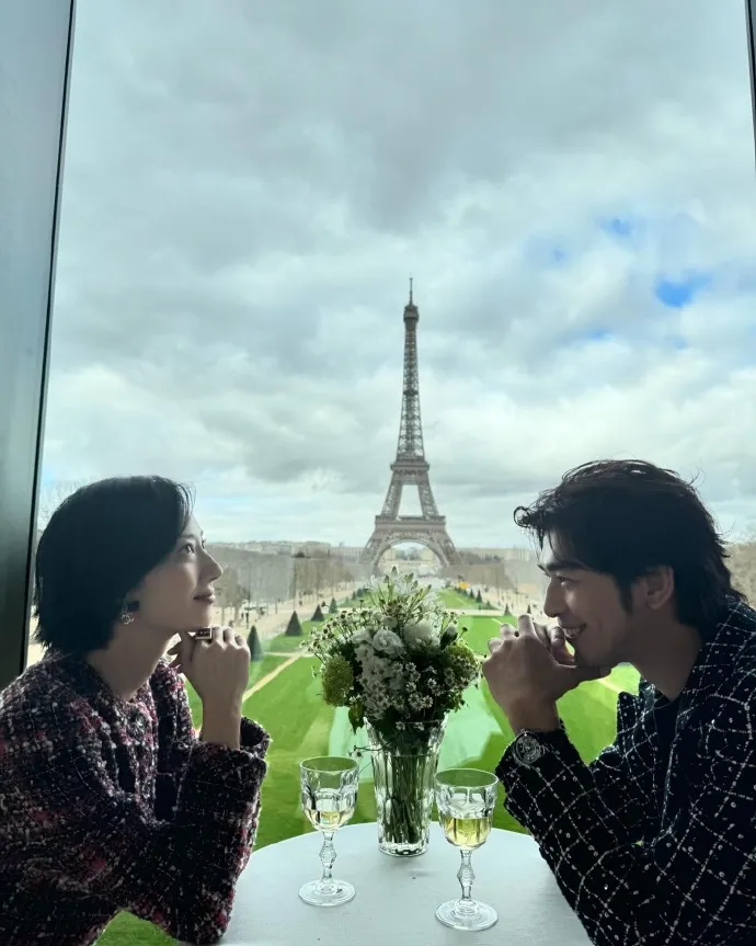 2人以巴黎鐵塔為背景留下浪漫的「約會照」。翻攝陳柏霖IG