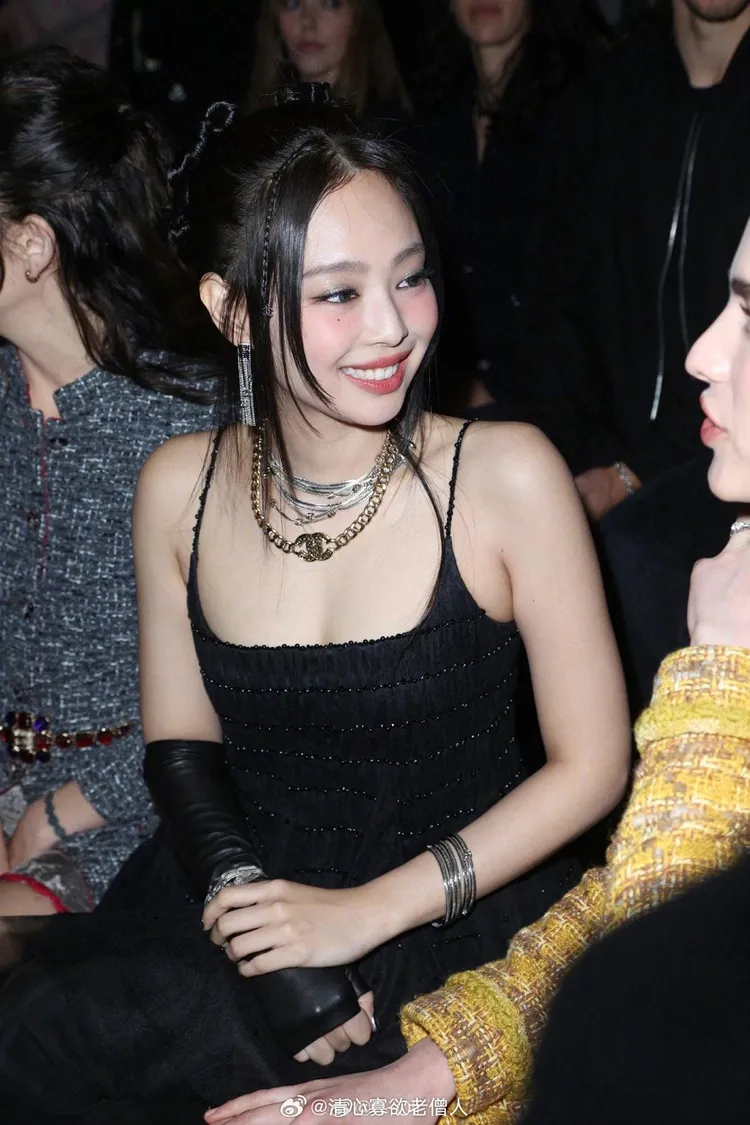 Jennie的造型有不少網友認為不適合她。翻攝微博