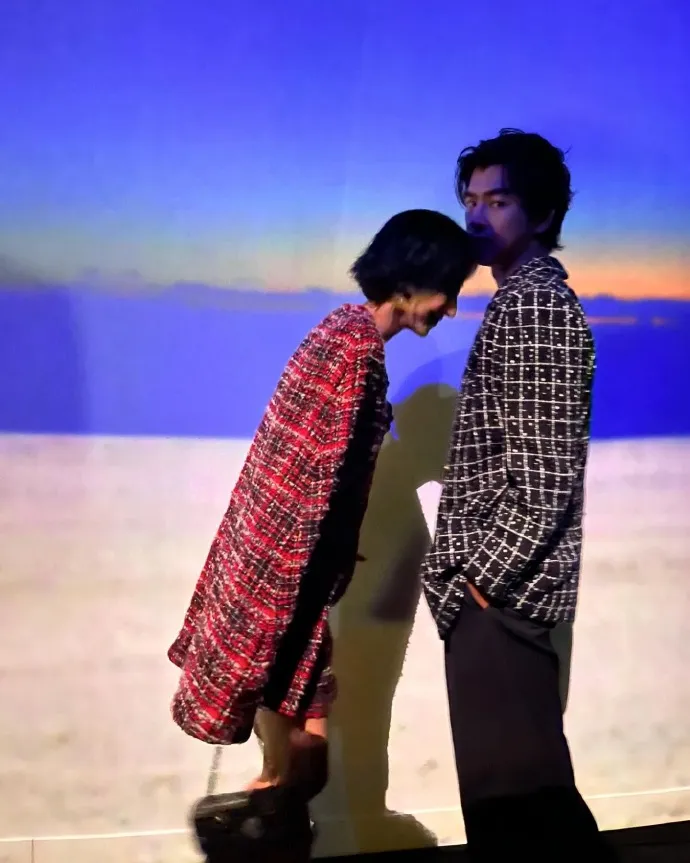 桂綸鎂（左）和陳柏霖在秀場浪漫合影。翻攝陳柏霖IG