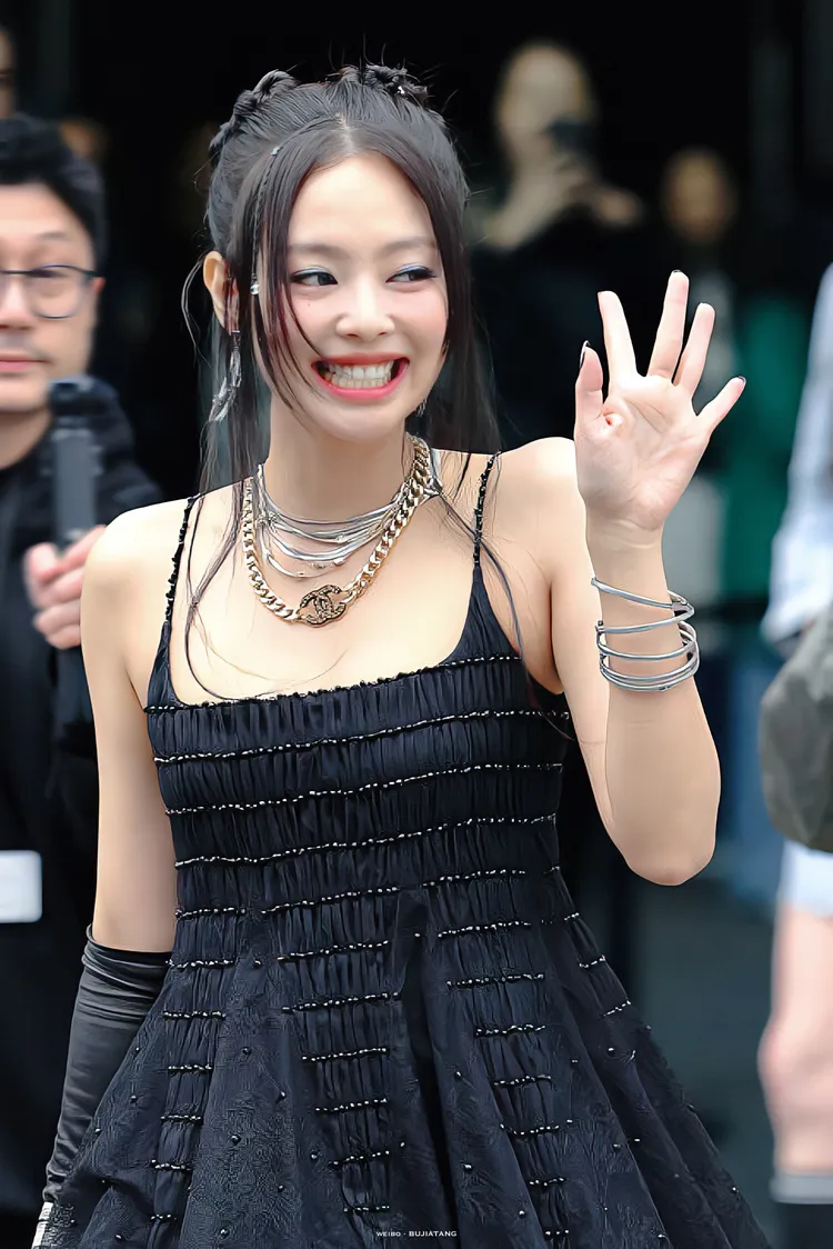 Jennie現身香奈兒秀場。翻攝微博