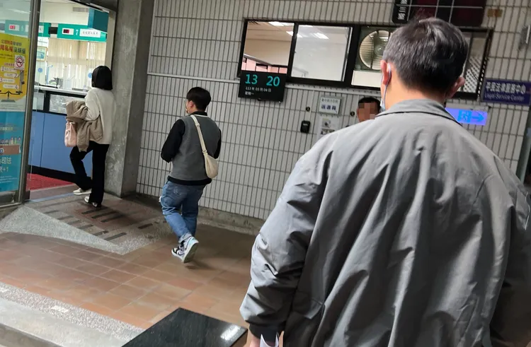 為夏男簽名當證人的賴姓男子（中），今天也與當時辦結婚登記的友人李男、徐女出庭作證。鮮明攝