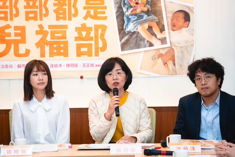 蘇巧慧（中）認為應將有靈前子女的家庭納入社宅優先戶。蘇巧慧辦公室提供