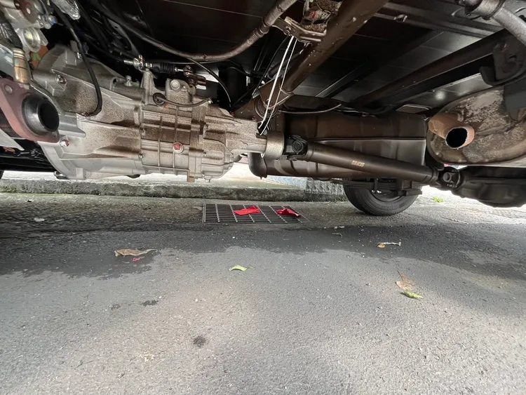 停在路邊的車輛觸媒轉換器遭偷走。翻攝畫面