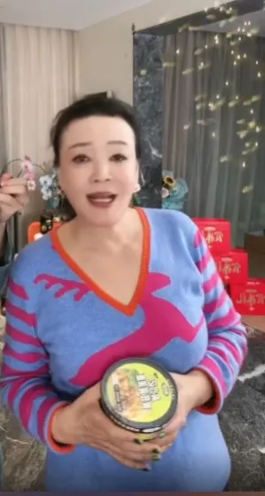 張蘭又開始賣力在抖音直播間賣貨。翻攝張蘭抖音直播