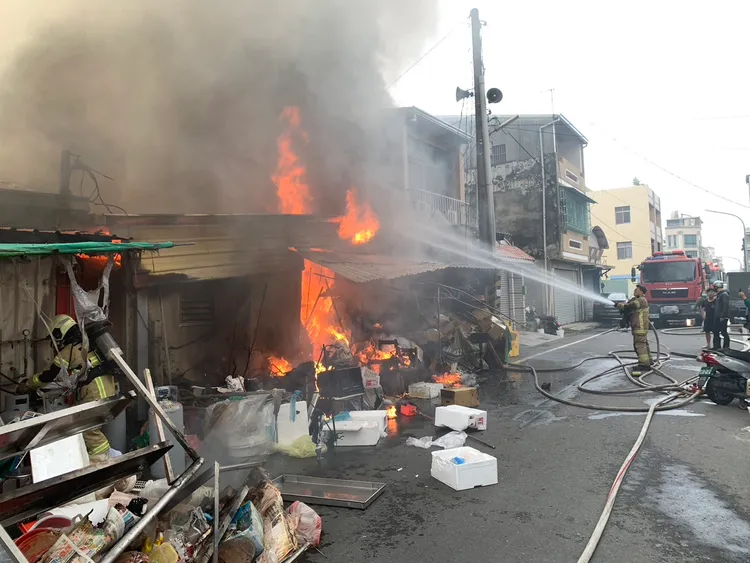 警消前往灌救。讀者提供