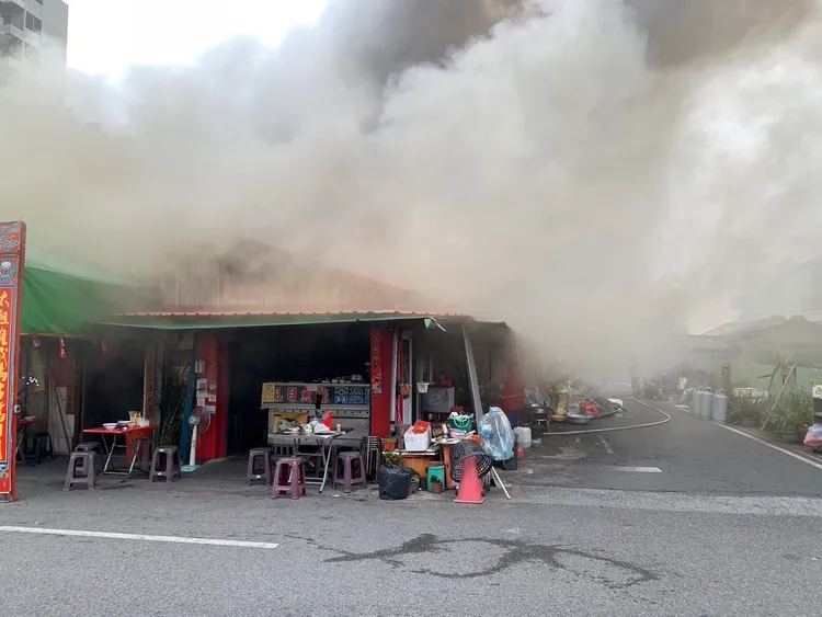 現場煙霧瀰漫。讀者提供