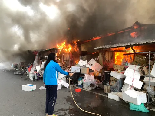 台南小吃店清晨火!延燒鄰鐵皮矮房 2店面付之一炬
