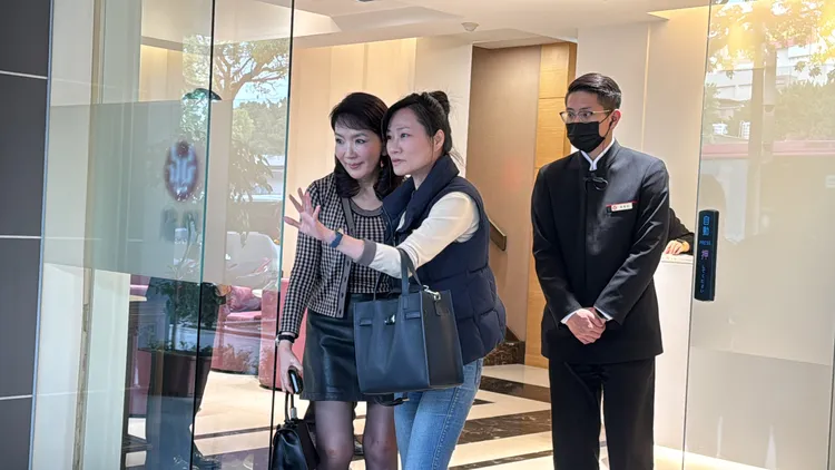 名媛何麗玲（左一）今午在友人陪同下赴靈堂弔唁。張瑞振攝