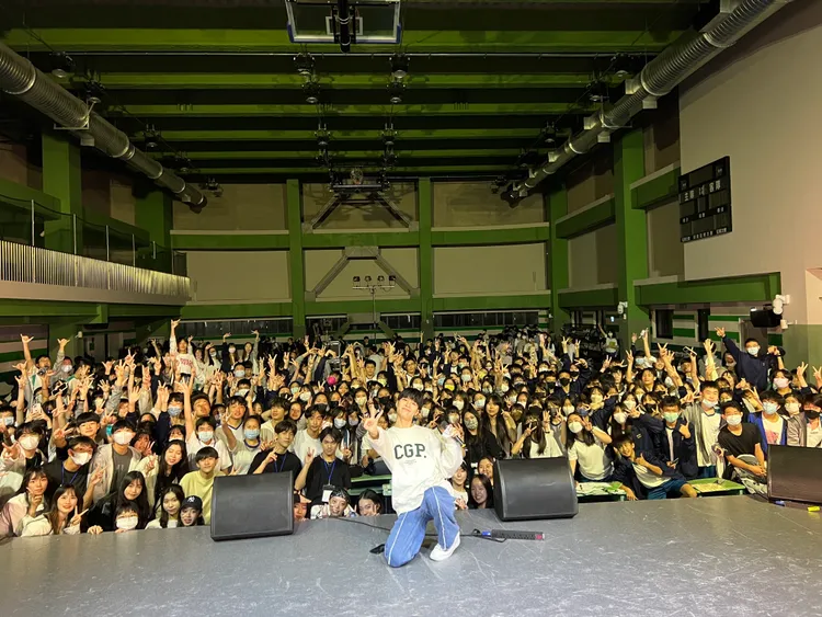 寶賤主持校園，曾遇過突發狀況。樂糸工作室提供