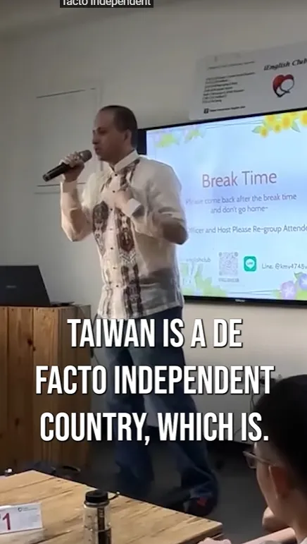 Andres曾大談台灣政治只有藍綠。翻攝畫面