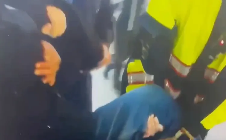 男子最終被架離。翻攝畫面