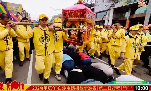 伴白沙屯媽祖遶境 香燈腳車斗摔落驚險畫面曝!頭破血流再隨香