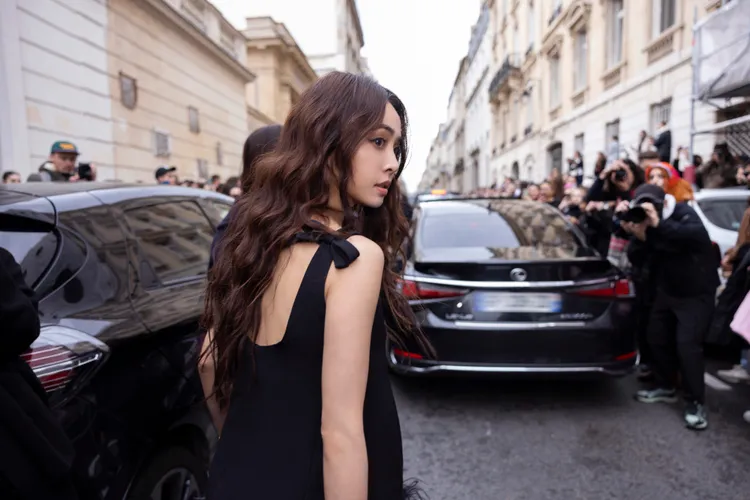 洋裝肩帶部分以蝴蝶結造型點綴。品牌提供