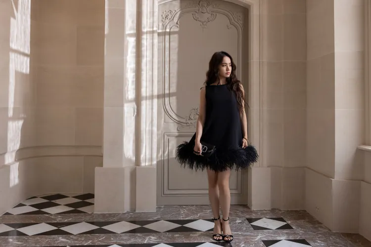 蔡依林換上羽毛裝飾黑色小洋裝。品牌提供