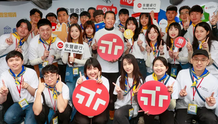 永豐銀行董事長曹為實(二排左四)親自出席台大徵才活動。業者提供