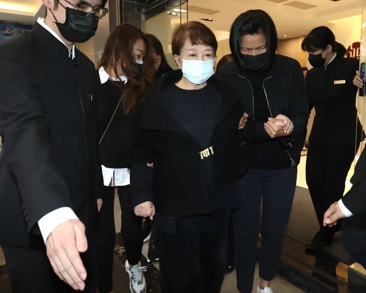 許慶祥妻子黃秀真在朋友攙扶下走出靈堂，滿眼都是淚水。彭欣偉攝