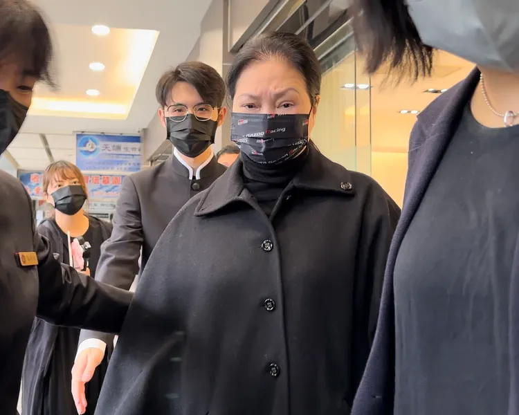 S媽以捶胸口2下表達小S不捨難過的心情。特勤中心攝