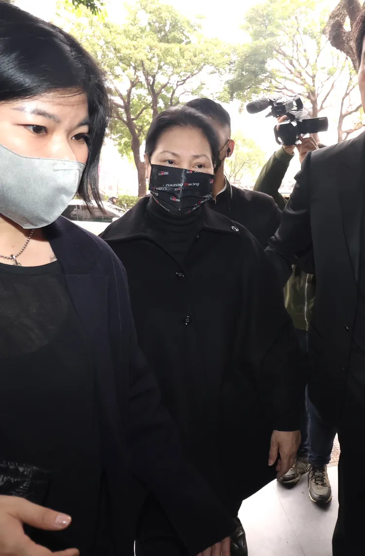 S媽神情哀傷，現身會場送別。彭欣偉攝