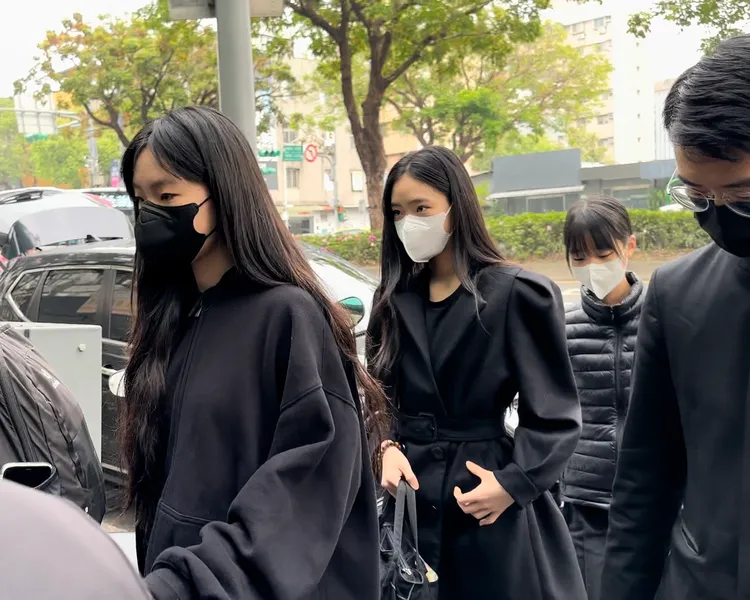 小S的3個女兒和黃秀真一起下車。特勤中心攝