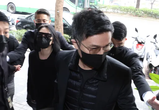小S公公告别式今早举行 她紧牵老公手送最后一程