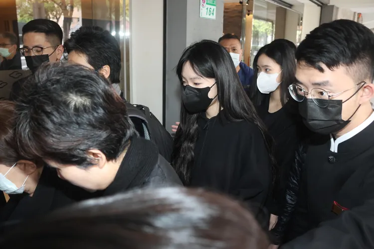 小S的3個女兒到告別式會場送別。彭欣偉攝