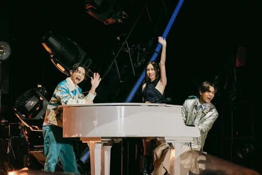 告五人超狂!返鄉開唱吸金2億 犬青性感登台濕身引暴動