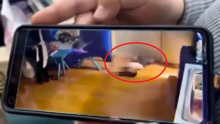 小男嬰被教保員粗魯推到在地板翻滾，家長看了很心疼。陳光軒提供