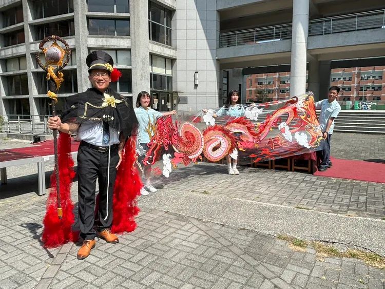 藝術節的主題呈現「龍」的意象構思及發想，從龍的傳承意象中「一棒接一棒，棒棒是強棒」，象徵一中的百年精神。校方提供
