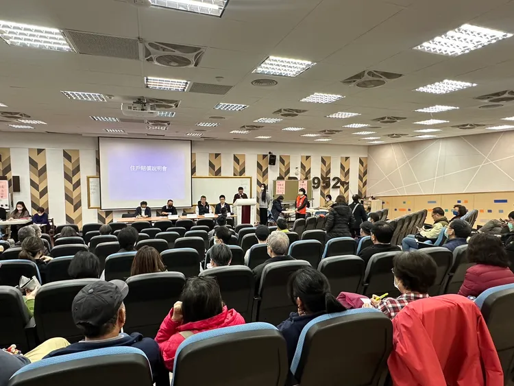 今晚的賠償說明會共有超過100名住戶參與。民眾提供