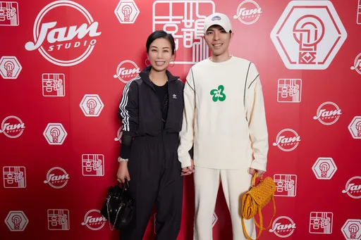 萧敬腾世纪婚礼还没办!先牵新婚妻Summer放闪撒百万现金