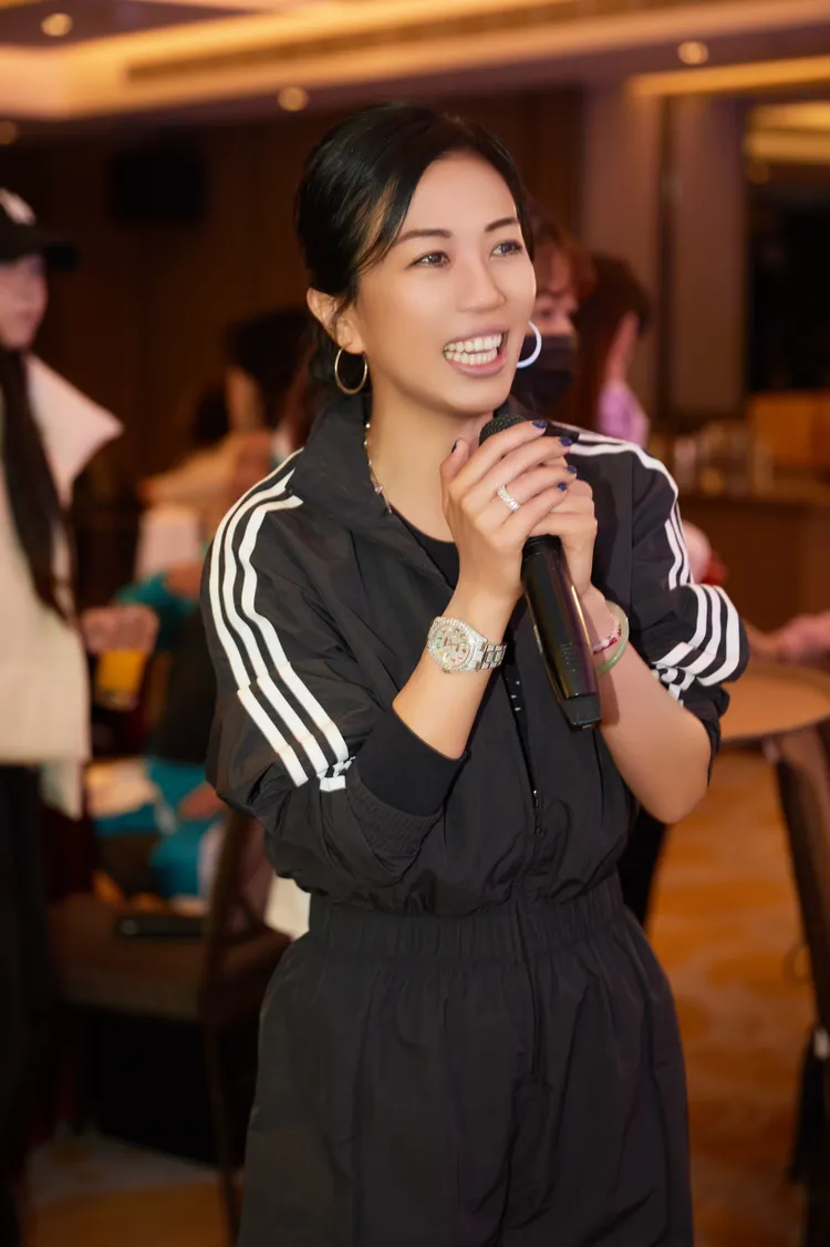 Summer在春酒勉勵大家「經常慶功，就能成功」。喜鵲娛樂提供