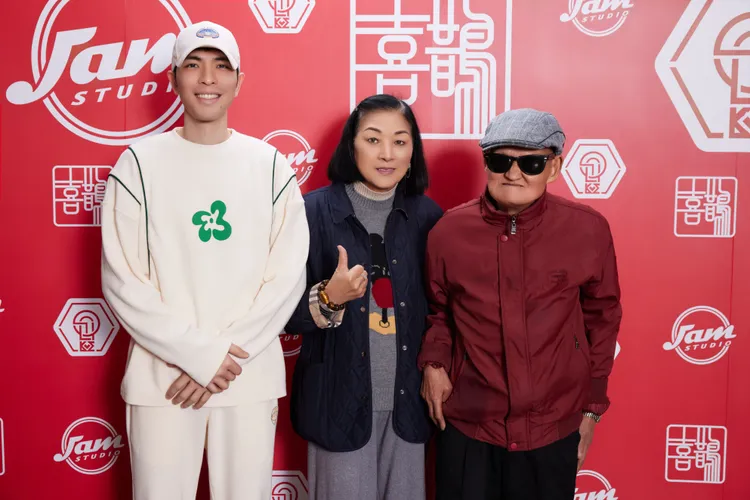 蕭敬騰與李炳輝夫婦合照。喜鵲娛樂提供