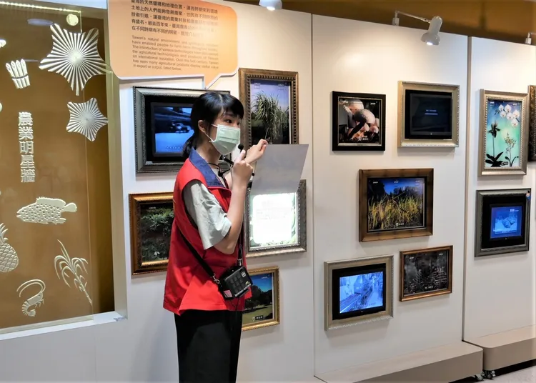 詹和臻於臺灣農業故事廳以臺語向小朋友介紹展場。教育部提供