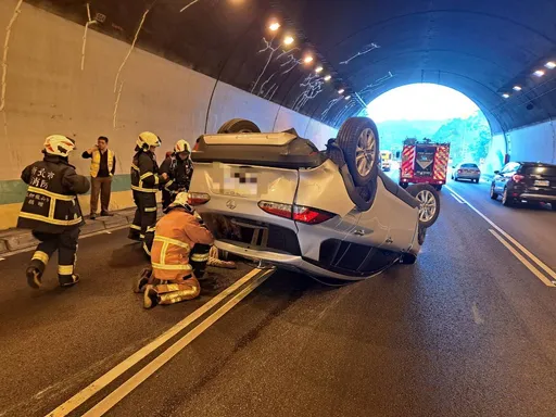 國道3號木柵隧道車輛翻覆　駕駛拋出車外意識不清送醫