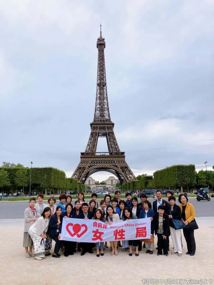 廣瀨惠去年跟同黨女議員在巴黎鐵塔前拍紀念照，被質疑是假公濟私，以公費考察行觀光之實。