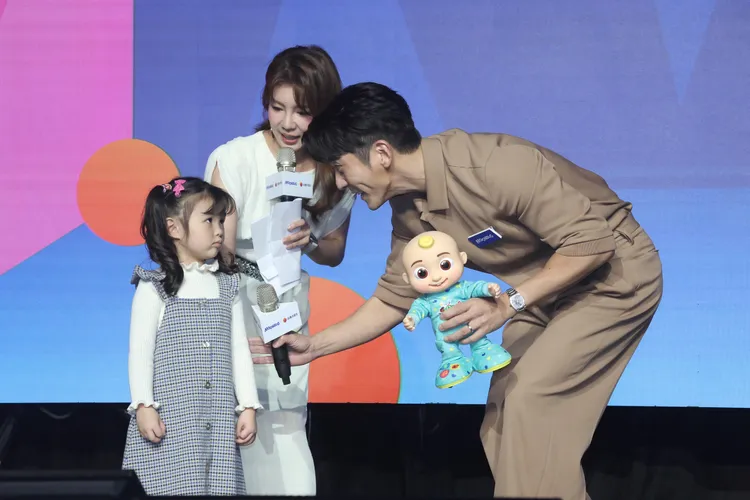 修杰楷對小朋友很親切。彭欣偉攝