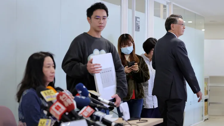 兒福聯盟日前召開記者會，董事長林志嘉（右）會中先率執行長白麗芳（左）等人鞠躬致歉並發表回應，隨後先離席。中央社