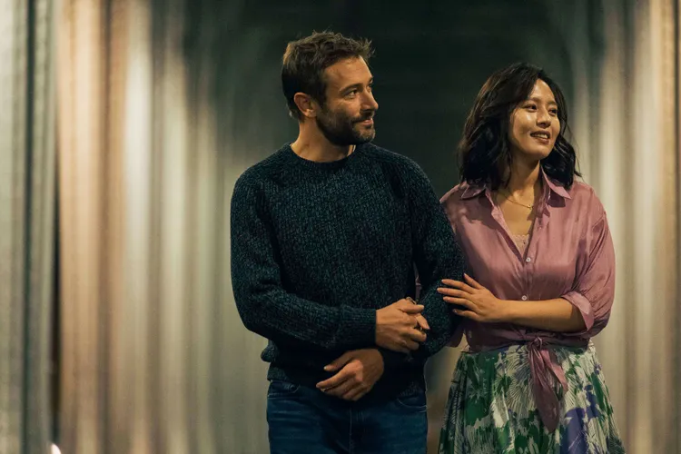 劉品言（右）與外國演員拍攝夜晚約會戲氛圍感十足。伯樂影業提供