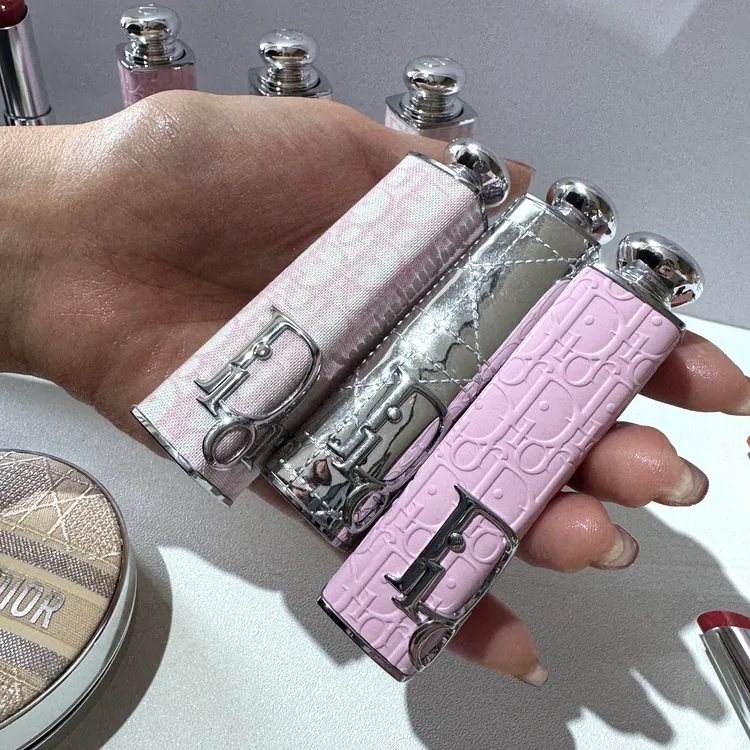 癮誘唇膏外殼，粉紅高訂緹花（左）1700元；藤格金屬銀（中）、浪漫花瓣粉（右）各 1050元。張家玲攝