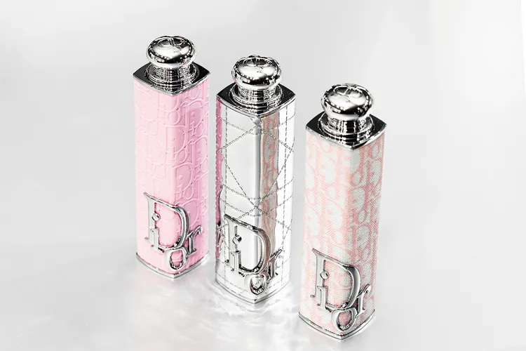 癮誘唇膏外殼，藤格金屬銀（左）、浪漫花瓣粉（中）各 1050元；粉紅高訂緹花（右）1700元。張家玲攝