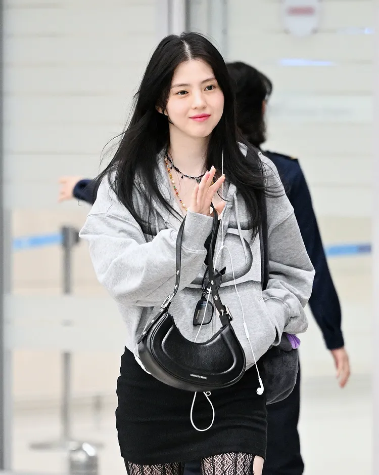 韓素希換上短裙配上暗黑系網狀洞洞襪，造型既甜美又性感。品牌提供