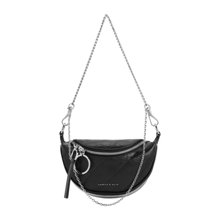 Philomena鍊條半月斜背包，2190元。品牌提供