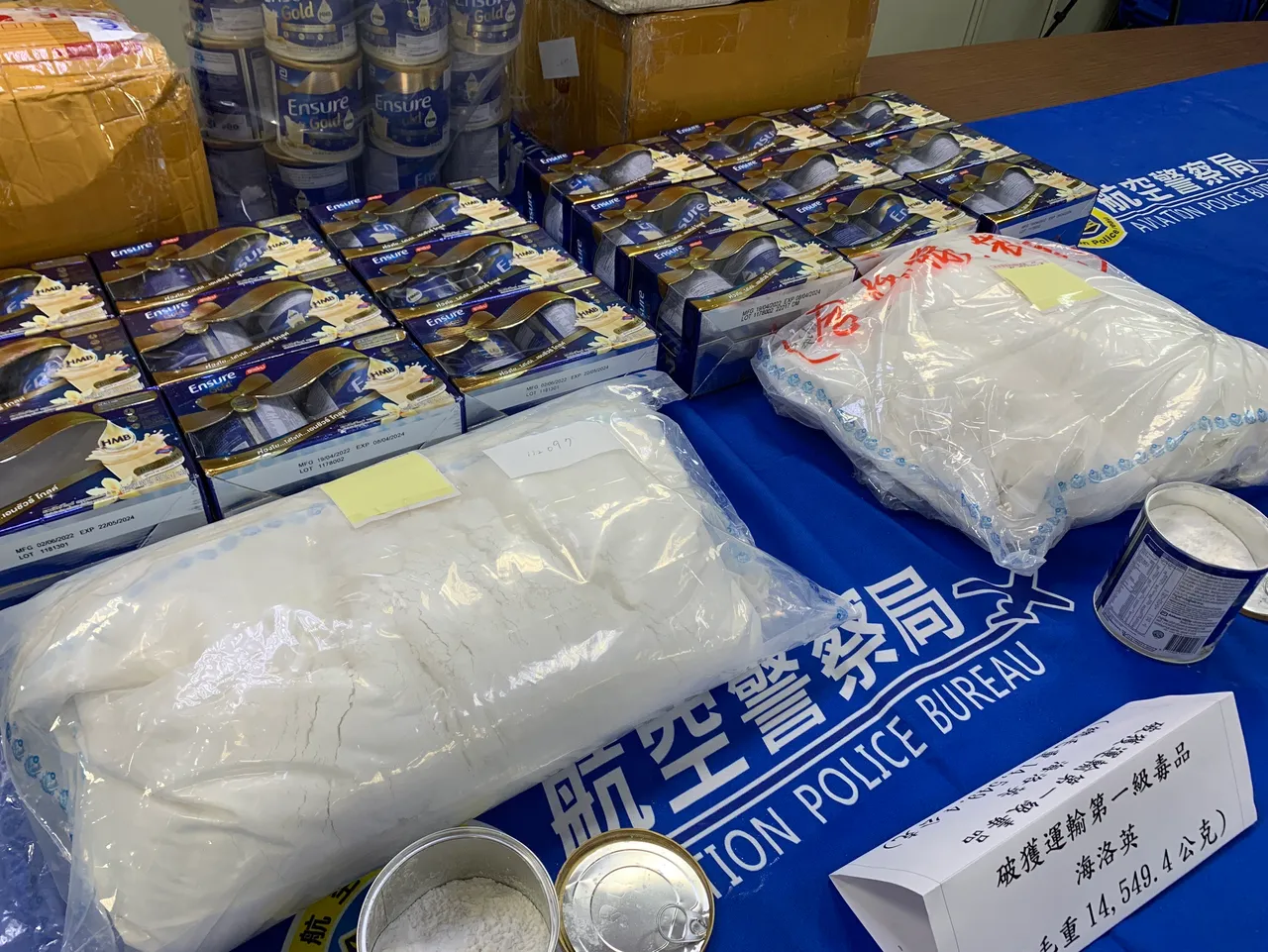 王嫌等人從泰國以「雅培安素」奶粉罐夾藏1萬4.549公斤的第一級毒品海洛因,欲走私來台遭航警局破獲,市值高達新臺幣數千萬元。翻攝畫面