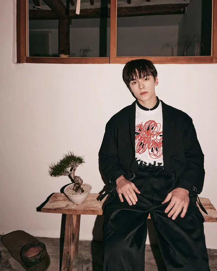 Vernon所穿的綁帶外套融入了日本和服元素。品牌提供