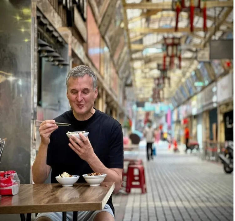 菲爾在台大啖台灣米其林餐廳及各式夜市街頭小吃。中央社