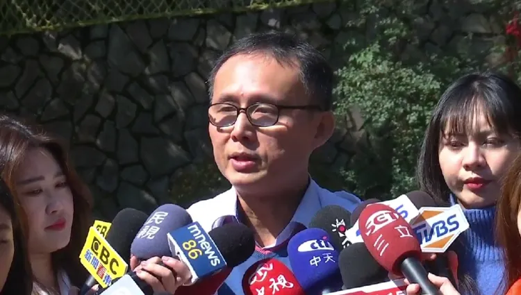 康橋國際學校秀岡校區公關室主任吳浩銘表示，昨天發生車禍的學生，今天的考試可以申請補考或免考，不會影響成績。