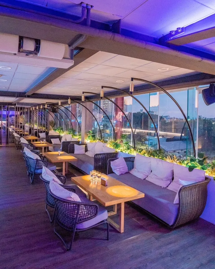 位在輕軌壽山公園站附近的瀰咖啡餐酒館，以義大利麵等主廚私房料理，把白天的綠園道及夜晚的鐵道美景一覽無遺。經發局提供