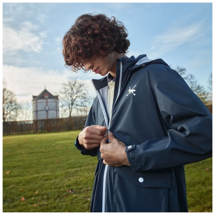 海軍藍球桿狐狸可拆帽輕雨衣，3萬9180元。品牌提供